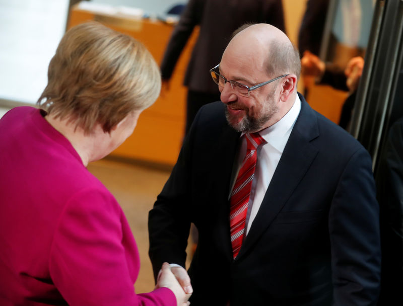 © Reuters. CDU leader and acting German Chancellor Merkel and SPD leader Schulz shake hands a speech before exploratory talks about forming a new coalition government at the SPD headquarters in Berlin