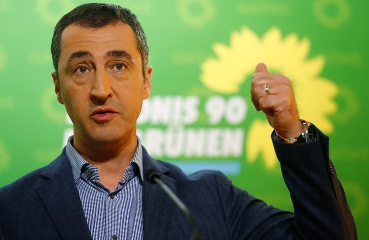 © Reuters. The leader of the Greens Party (Die Gruenen) Cem Oezdemir attends a news conference in Berlin