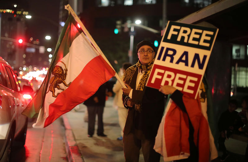 © Reuters. People protest in Los Angeles, California, U.S., in support of anti-government protesters in Iran