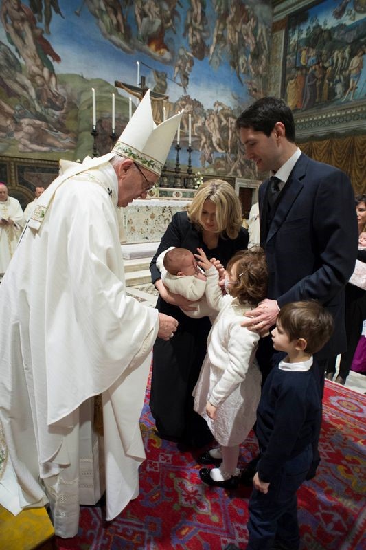 © Reuters. Den el pecho a sus hijos si lo desean, dice el Papa a madres en la Capilla Sixtina