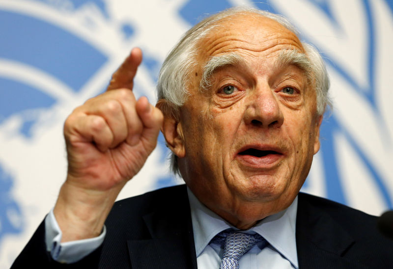 © Reuters. FILE PHOTO: Special representative of the UN Secretary general for migration and development Sutherland gestures during a news conference on the current migrants crisis in Geneva