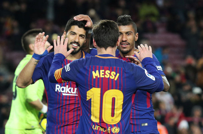© Reuters. Paulinho celebra su gol con Lionel Messi y Luis Suárez en el triunfo del Barcelona 3-0 sobre el Levante