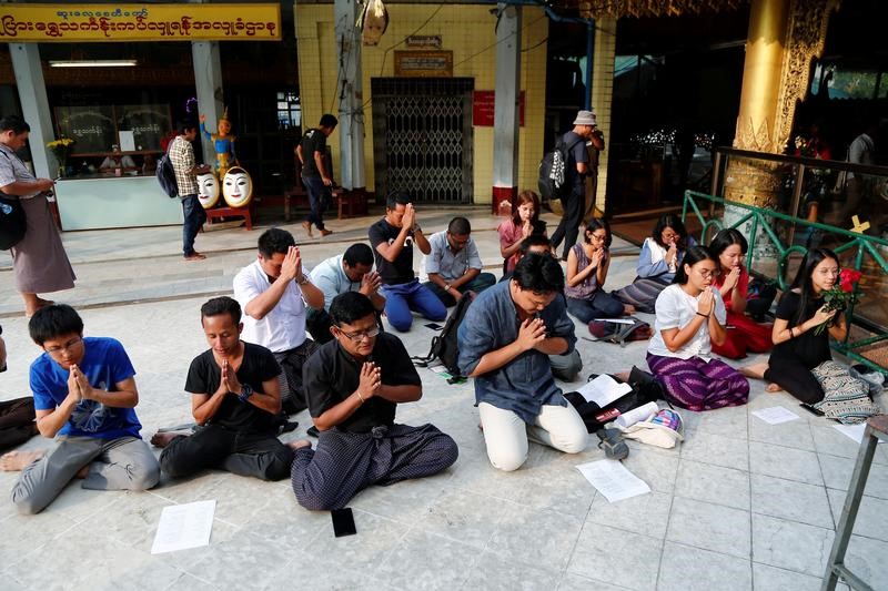 © Reuters. أصدقاء صحفي من رويترز محتجز في ميانمار يصلون من أجل إطلاق سراحه