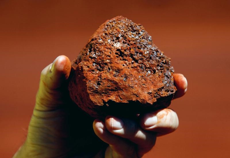 © Reuters. File photo of a miner holding a lump of iron ore at a mine located in the Pilbara region of Western Australia