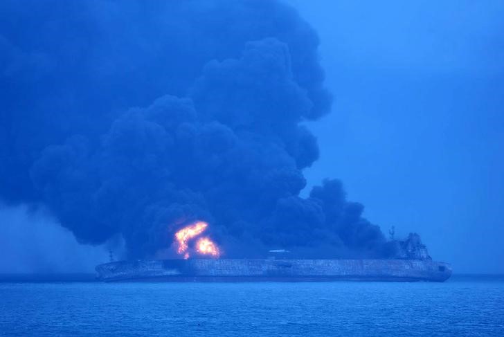 © Reuters. النار لا تزال مشتعلة في ناقلة النفط الإيرانية بعد تصادمها قبالة ساحل الصين