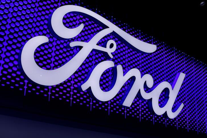 © Reuters. FILE PHOTO: The Ford Motor Company logo is pictured at the Los Angeles Auto Show