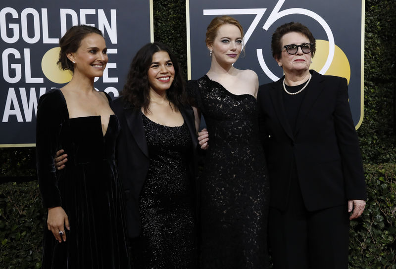 © Reuters. Natalie Portman, America Ferrera, Emma Stone e Billie Jean King no tapete vermelho do Globo de Ouro