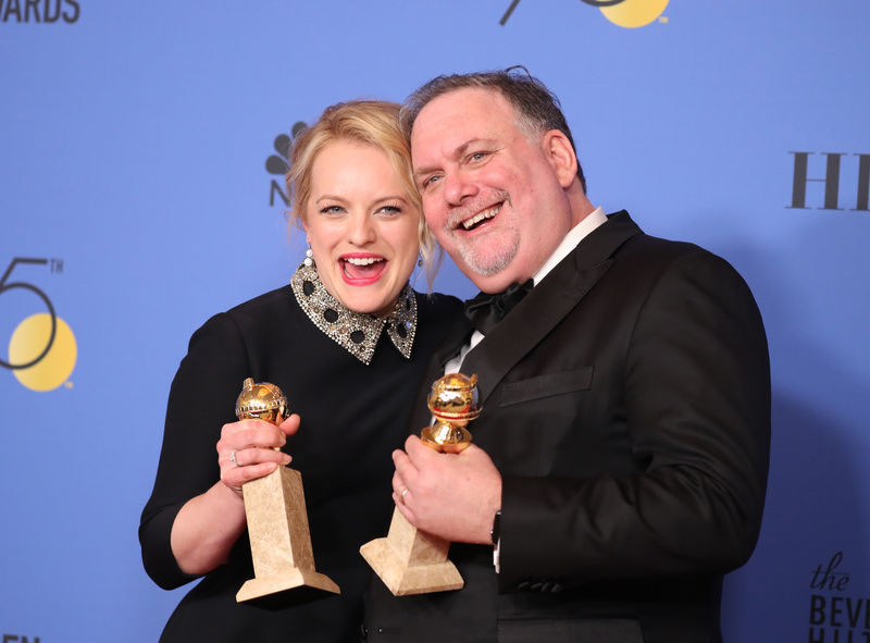 © Reuters. Atriz Elisabeth Moss e produtor Bruce Miller comemoram prêmios Globo de Ouro por "The Handmaid's Tale"