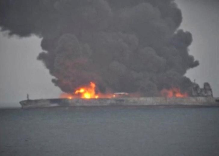 © Reuters. Los equipos de rescate luchan para sofocar el incendio de un barco petrolero