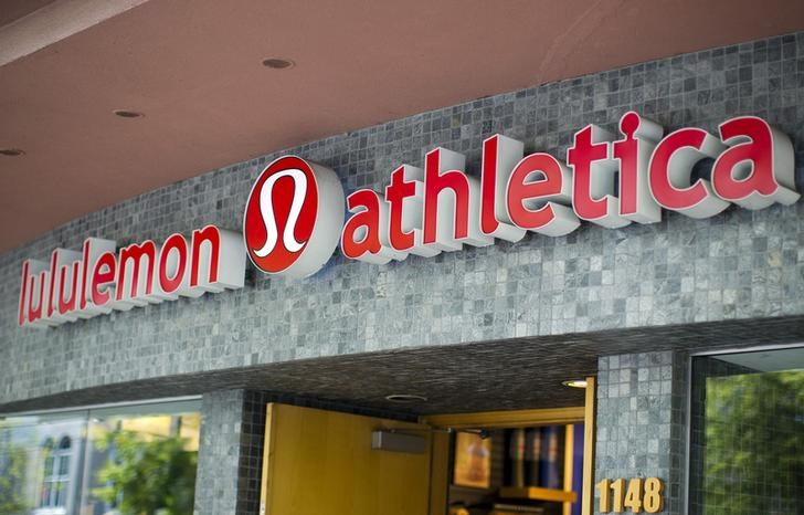 © Reuters. FILE PHOTO: Lululemon Athletica Inc's logo is pictured at its store in downtown Vancouver