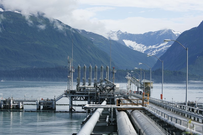 © Reuters. A mooring station for oil tankers can be seen at the Trans-Alaska Pipeline Marine Terminal in Valdez, Alaska