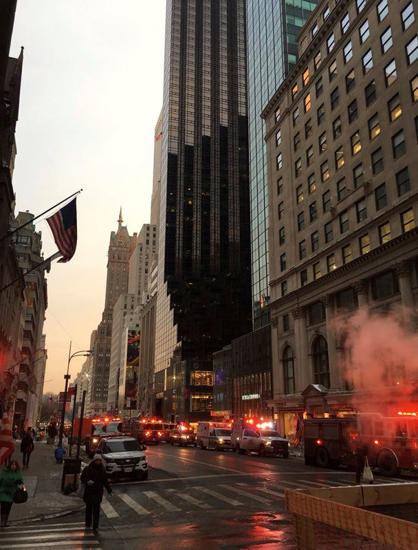 © Reuters. Brigadas de incêndio são vistas em frente a Trump Tower, em Nova York