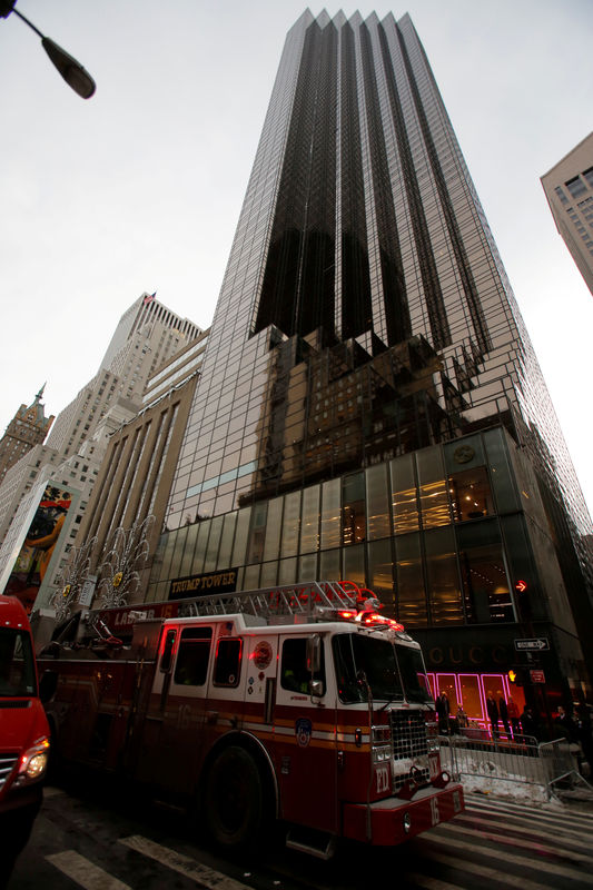 © Reuters. Dos heridos por un incendio en la Torre Trump de Nueva York, según los bomberos