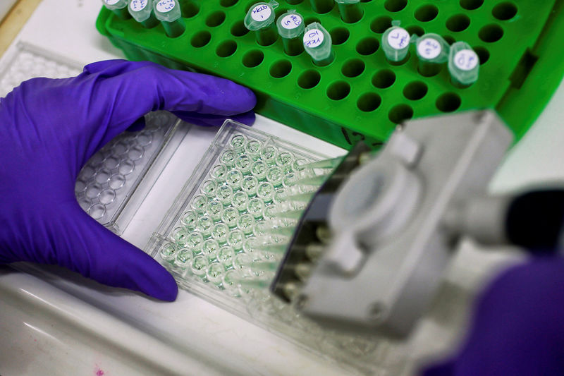 © Reuters. FILE PHOTO: Scientist prepares protein samples for analysis in a lab at the Institute of Cancer Research in Sutton, Britain.