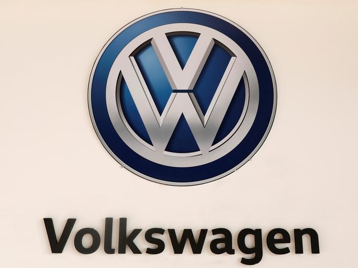 © Reuters. A Volkswagen logo is pictured at the International Auto Show in Mexico City