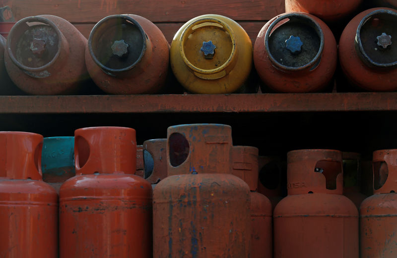 © Reuters. Gas cylinders are pictured in a truck in Mexico City