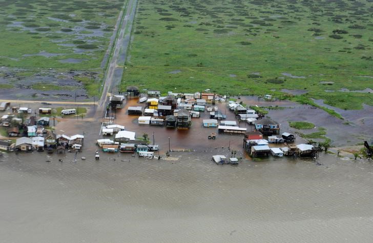 © Reuters. Casas em área inundada pelas chuvas do furacão Harvey em Port Arkansas, nos Estados Unidos