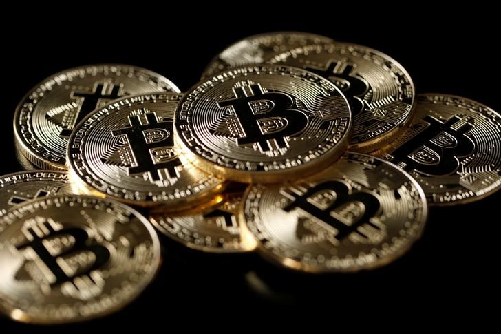 © Reuters. Ilustrações da moeda virtual bitcoin