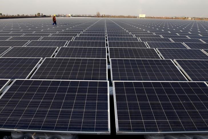 © Reuters. Painéis solares em Huainan, China