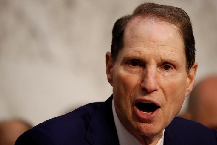 © Reuters. Sen. Ron Wyden (D-OR) speaks during a markup on the "Tax Cuts and Jobs Act" on Capitol Hill in Washington