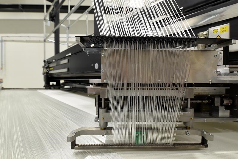 © Reuters. Fibre glass in a giant loom is pictured at the Open Hybrid Lab Factory, which is a research and development center of several companies like German car maker Volkswagen, in Wolfsburg