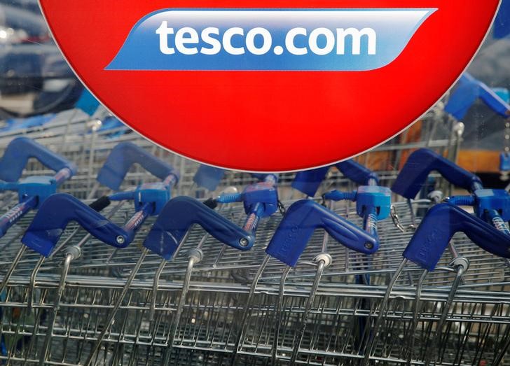 © Reuters. FILE PHOTO:Shopping trolleys are seen at a Tesco Express in southwest London