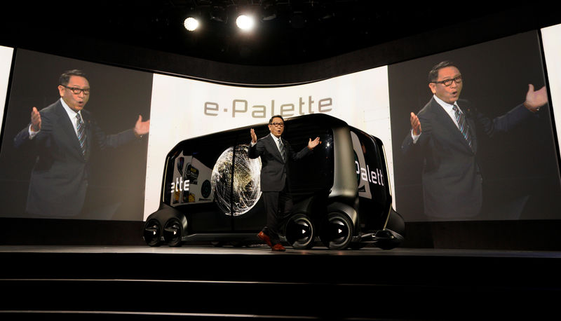 © Reuters. Toyota presenta un prototipo de vehículo autónomo para el traslado de personas y la entrega de paquetes