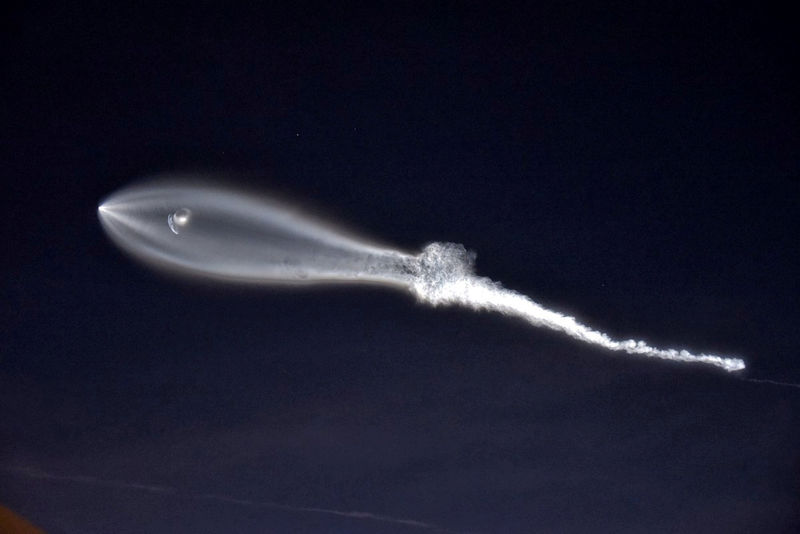 © Reuters. Foguete Falcon 9 da SpaceX é visto de Santa Mônica, na Califórnia, Estados Unidos
