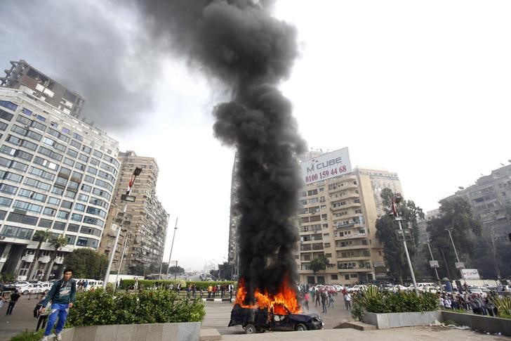 © Reuters. محكمة بمصر تعاقب 262 مؤيدا لمرسي بالسجن لفترات مختلفة في قضية اعتصام النهضة