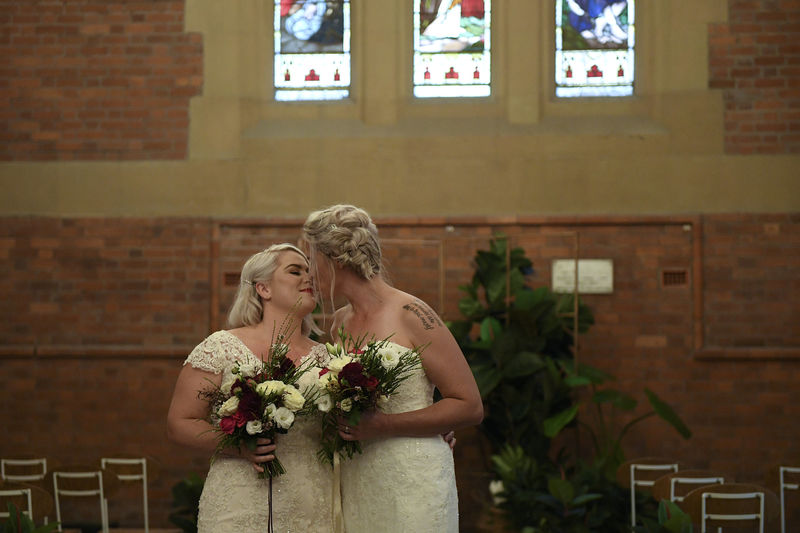 © Reuters. Rebecca Hickson e Sarah Turnbull posam para fotos após se casarem em Newcastle, na Austrália