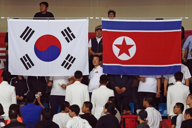 © Reuters. Bandeiras da Coreia do Sul e Coreia do Norte são vistas durante evento esportivo em Incheon