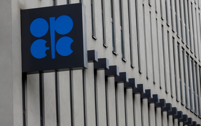 © Reuters. FILE PHOTO: The OPEC logo is pictured at its headquarters in Vienna