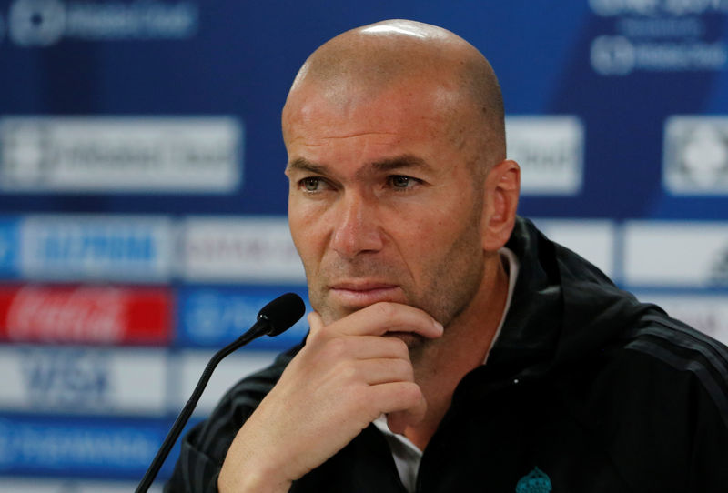 © Reuters. Zidane insiste en que no quiere fichajes pese a la "crisis" del Madrid