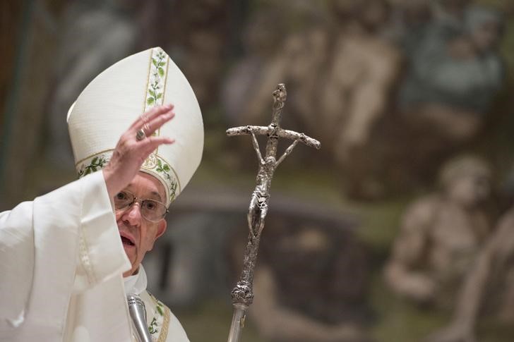 © Reuters. Papa Francisco dá bênção durante missa na Capela Sisitina, no Vaticano