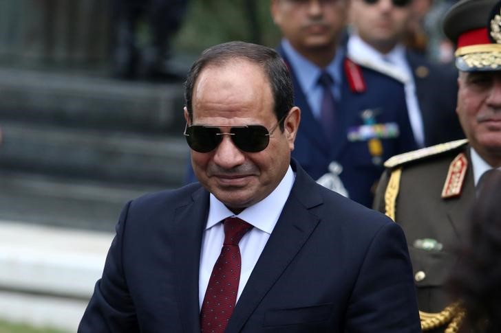 © Reuters. مسؤول: غالبية أعضاء البرلمان في مصر يوقعون استمارات تزكية لترشيح السيسي
