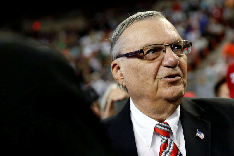 © Reuters. FILE PHOTO: Maricopa County Sheriff Arpaio arrives at a campaign rally in Phoenix