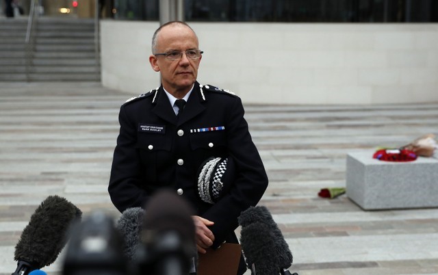 © Reuters. Britain's top anti-terrorism officer, Mark Rowley, speaks to the media outside New Scotland Yard following a recent attack in Westminster, in London