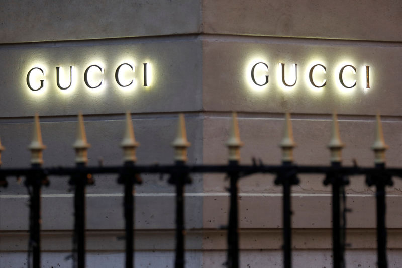 © Reuters. Il logo di Gucci davanti a un negozio del gruppo a Parigi