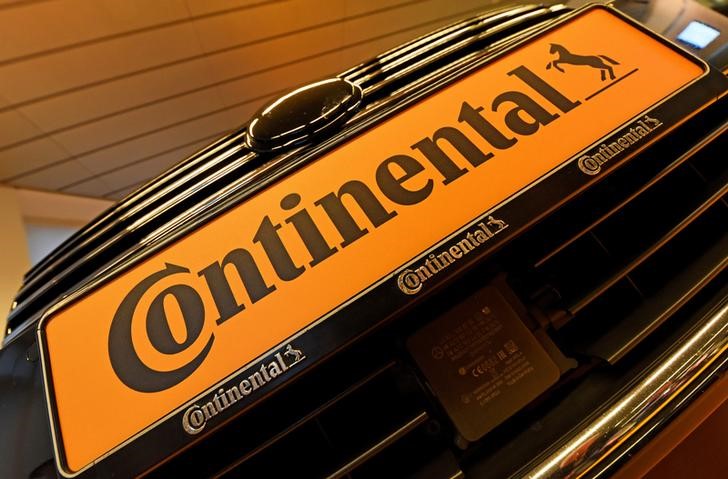 © Reuters. FILE PHOTO: Logo of German tyre company Continental  is seen before the annual news conference in Hanover