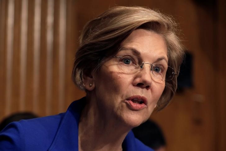 © Reuters. Senator Elizabeth Warren questions Alex Azar in Washington