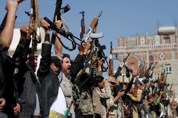 © Reuters. Tribesmen loyal to the Houthi movement hold their weapons as they attend a gathering to mark 1000 days of the Saudi-led military intervention in the Yemeni conflict, in Sanaa