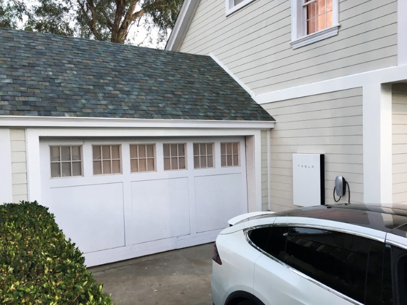 © Reuters. FILE PHOTO - Tesla's electric car, Powerwall and solar roof are shown in Los Angeles