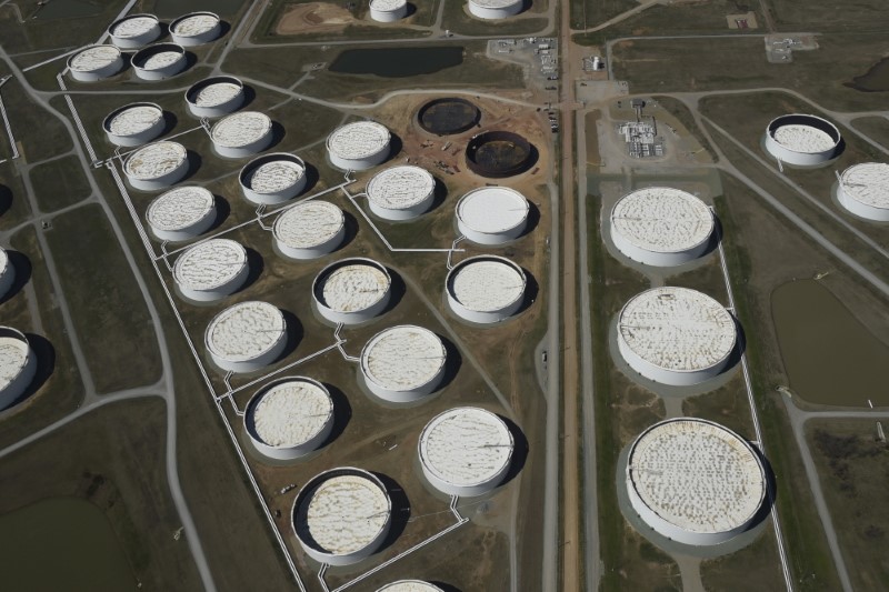 © Reuters. Crude oil storage tanks are seen from above at the Cushing oil hub in Cushing