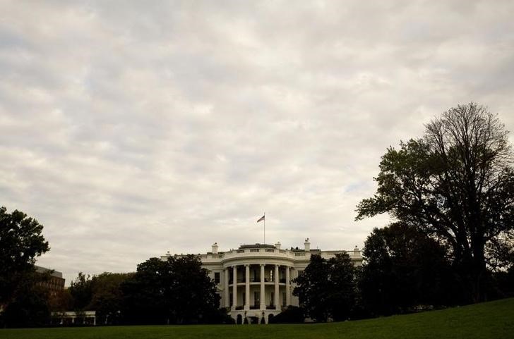 © Reuters. The White House is seen from the South Lawn in Washington