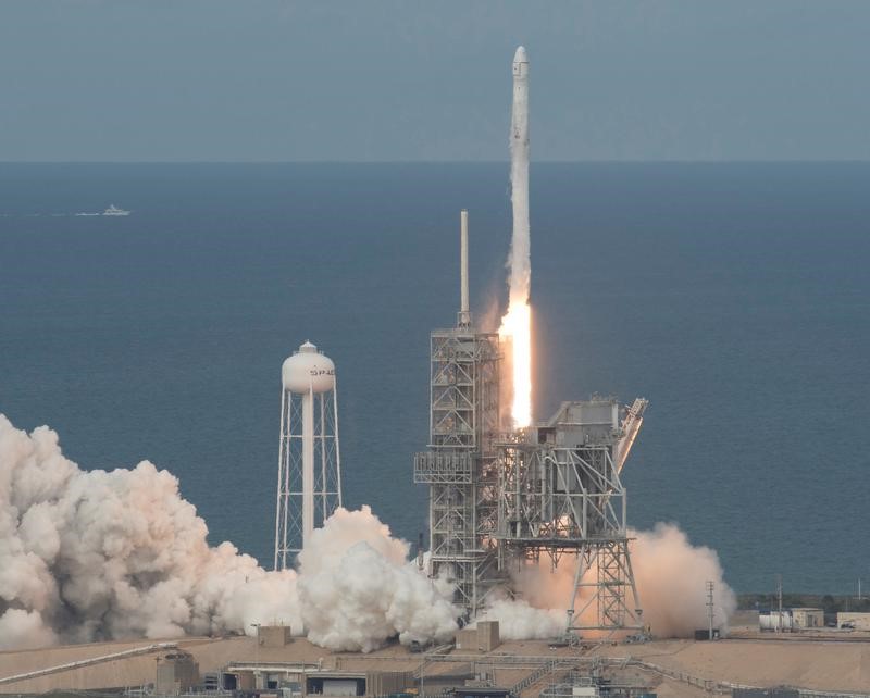 © Reuters. سبيس إكس تدافع عن أداء صاروخها فالكون 9 بعد فقد قمر صناعي أمريكي