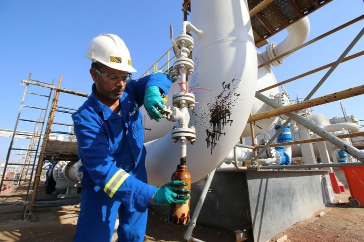 © Reuters. Funcionários de campo de extração de petróleo em Basra, Iraque