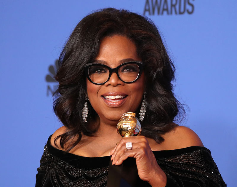 © Reuters. Oprah Winfrey posa nos bastidores do Globo de Ouro em Beverly Hills