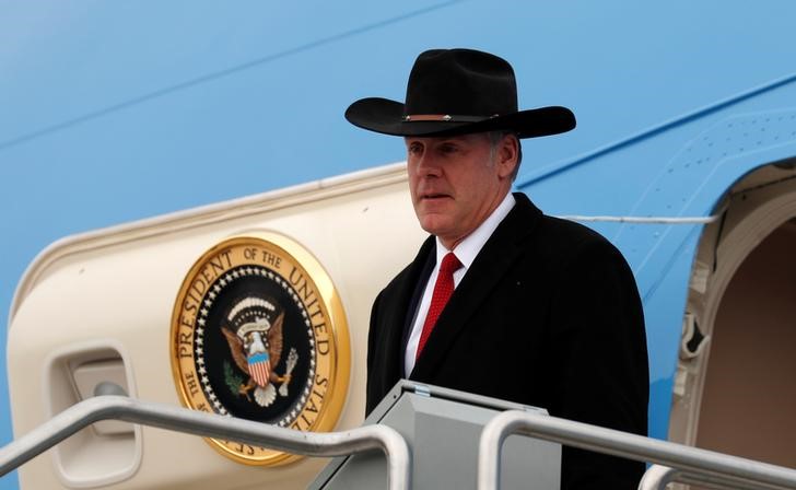 © Reuters. Interior Secretary Ryan Zinke steps from Air Force One as U.S. President Donald Trump arrives in Salt Lake City