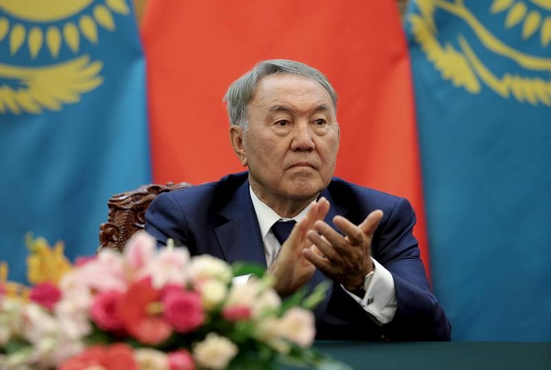 © Reuters. FILE PHOTO: Kazakhstan President Nursultan Nazarbayev attends a signing ceremony at the Great Hall of the People in Beijing