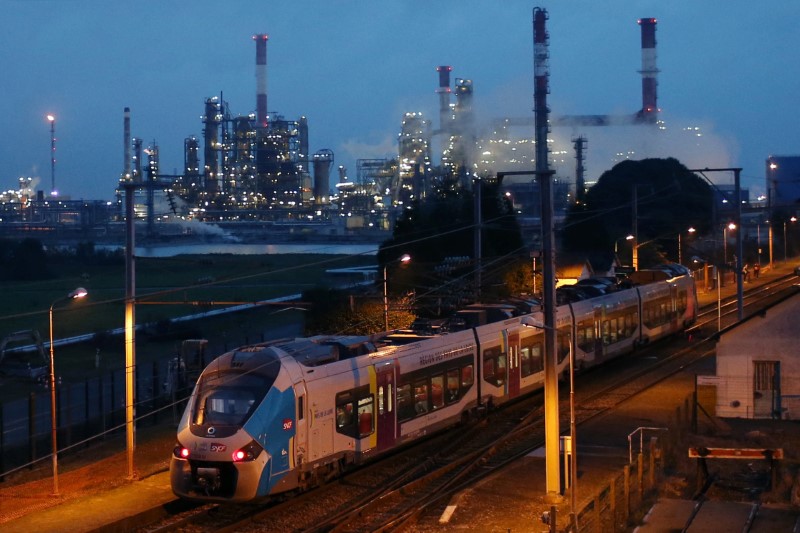 © Reuters. A TER train makes its way in front of the French oil giant Total refinery in Donges